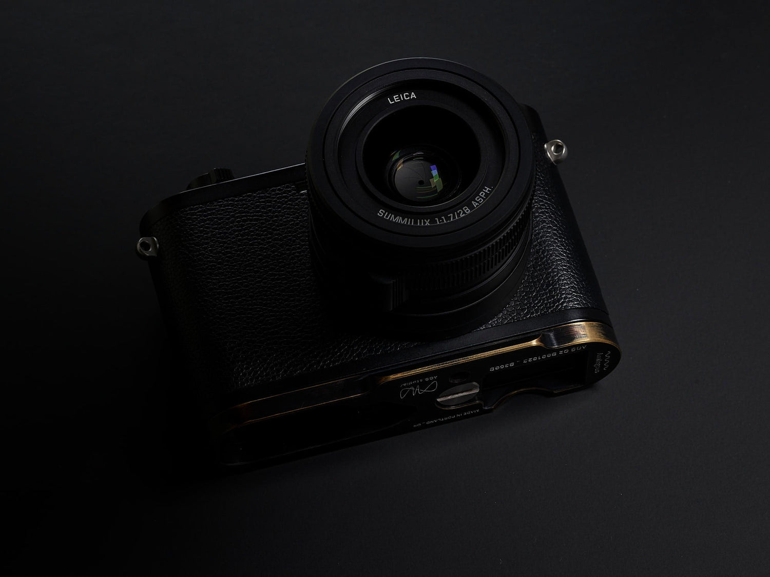 Leica Q2 BASEplate _ 001 BLACK*